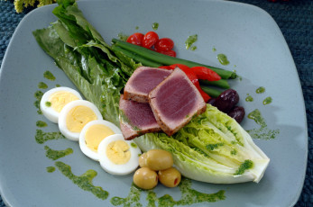 Картинка еда мясные+блюда яйца маслины салат ломтики мясо
