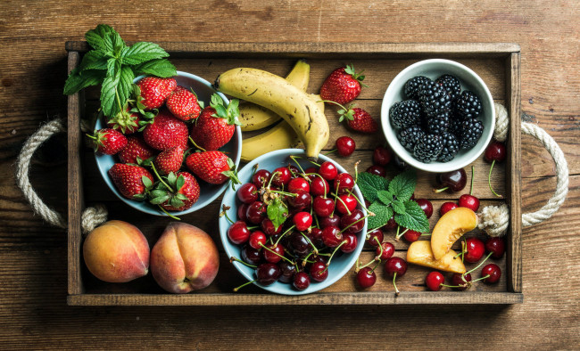 Обои картинки фото еда, фрукты,  ягоды, банан, ежевика, вишня, клубника, персик