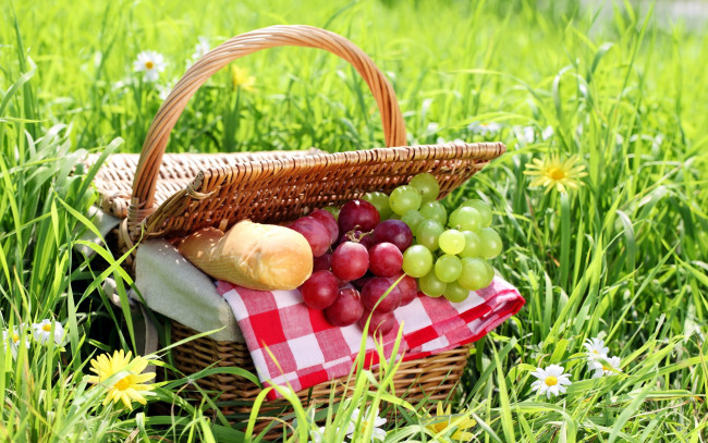 Обои картинки фото еда, виноград, луг, корзина, багет