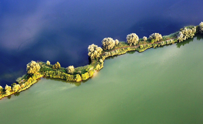 Обои картинки фото природа, реки, озера, деревья, дорога, перешеек, водораздел, панорама
