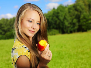 Картинка девушки -unsort+ блондинки +светловолосые блондинка яблоко поляна