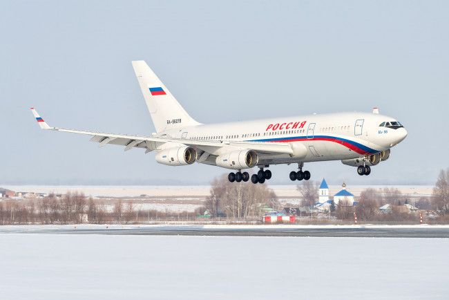 Обои картинки фото ил- 96, авиация, пассажирские самолёты, самолёт, ил-, 96, аэродром, полоса, россия