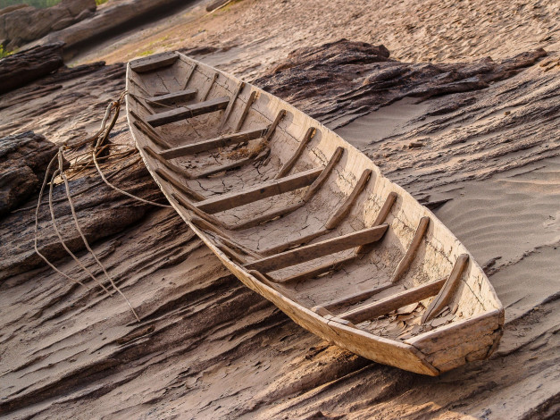 Обои картинки фото корабли, лодки,  шлюпки, песок, лодка, деревянная