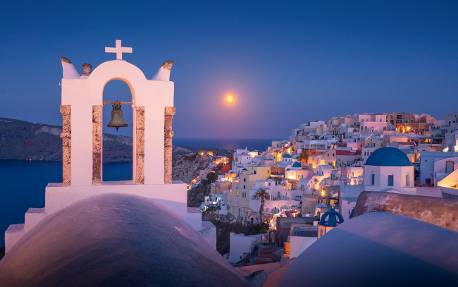 Обои картинки фото города, санторини , греция, луна, ночь, огни, панорама, колокол