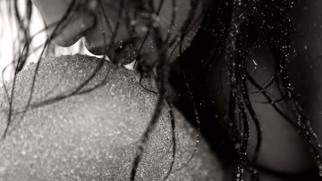 Картинка Irina+Sheik девушки модель черно-белая мокрая песок губы