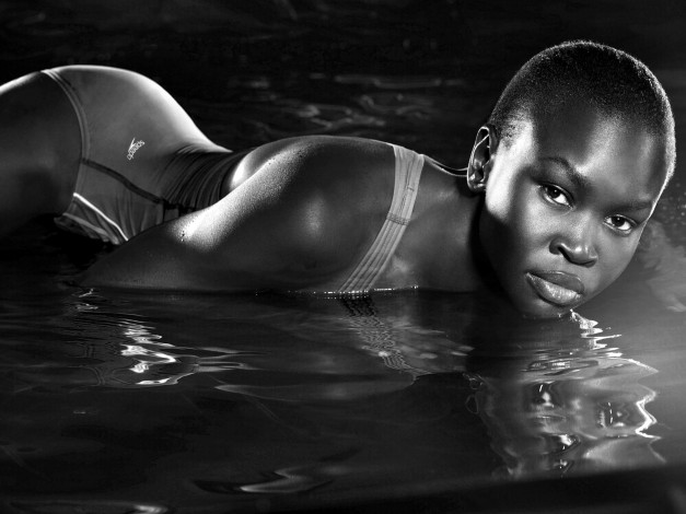 Обои картинки фото Alek Wek, девушки, модель, темнокожая, купальник, вода, черно-белая