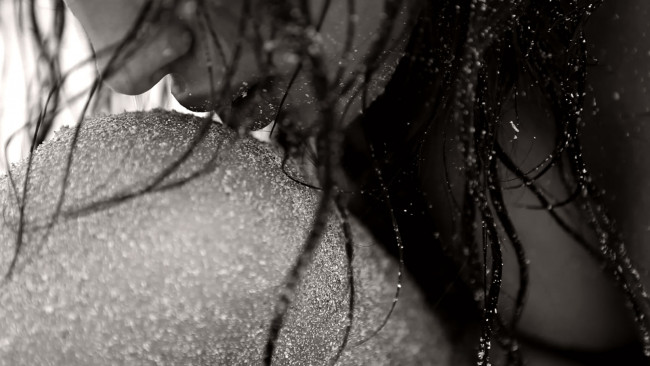 Обои картинки фото Irina Sheik, девушки, модель, черно-белая, мокрая, песок, губы