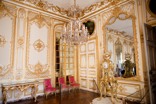 Обои картинки фото версаль, интерьер, дворцы, музеи, зеркало, часы, позолота, стулья, люстра