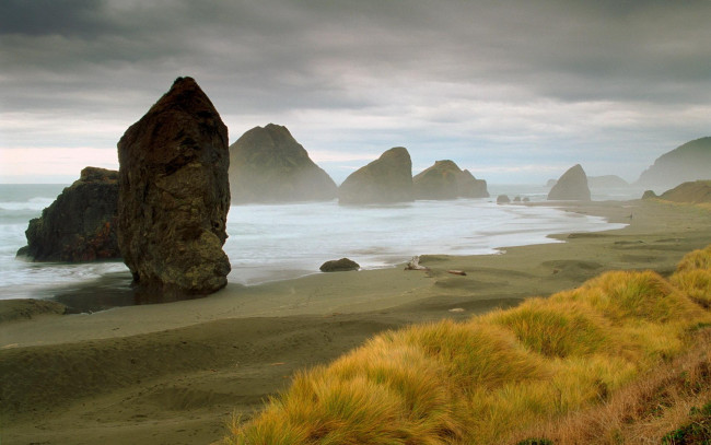 Обои картинки фото природа, побережье, берег, трава, камни, скалы, тучи, море, песок