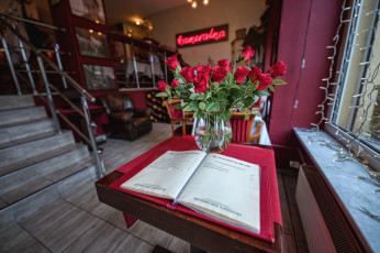 Картинка интерьер кафе +рестораны +отели меню цветы розы