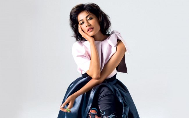 Обои картинки фото chitrangada singh, девушки, chitrangada, singh, bollywood, девушка, красотка, золото, причёска, актриса, брюнетка, индианка, кино, индия, красное, поза, макияж