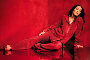 Картинка девушки megan+fox брюнетка костюм красный пол