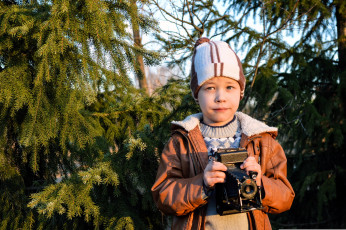 Картинка разное дети мальчик шапка куртка фотоаппарат ёлки