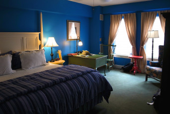 Картинка интерьер спальня подушки стол лампа шторы кровать