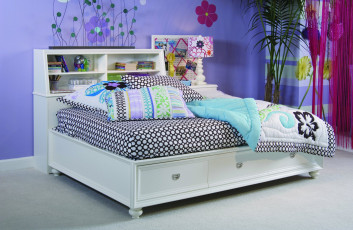Картинка интерьер детская комната кровать подушки тумбочки