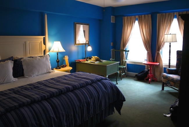 Обои картинки фото интерьер, спальня, подушки, стол, лампа, шторы, кровать