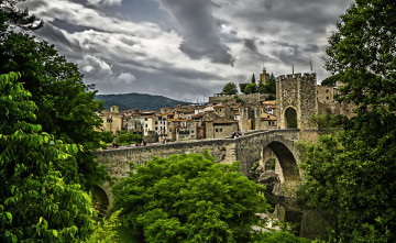Картинка бесалу испания города мосты лес река мост крепость