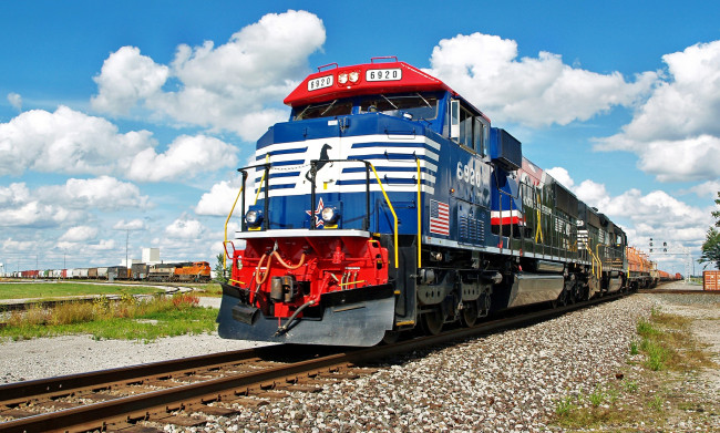 Обои картинки фото техника, поезда, рельсы, железная, дорога, грузовой, состав, вагоны, локомотив