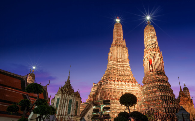 Обои картинки фото arun temple in bangkok city, города, - буддийские и другие храмы, огни, храм, ночь