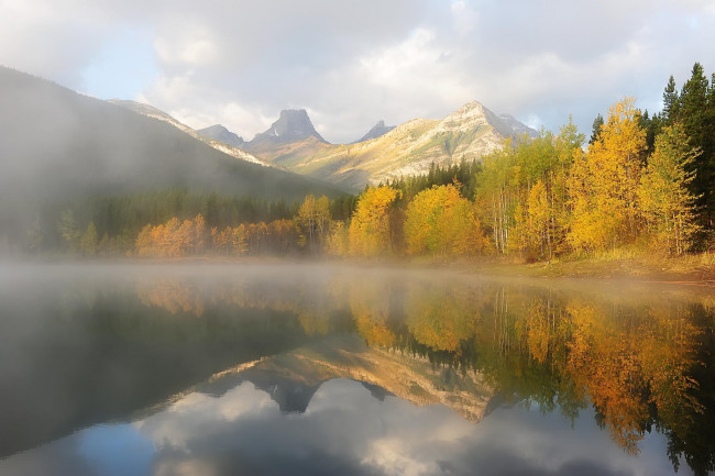 Обои картинки фото природа, реки, озера, утро, озеро, горы, осень, деревья, лес, туман