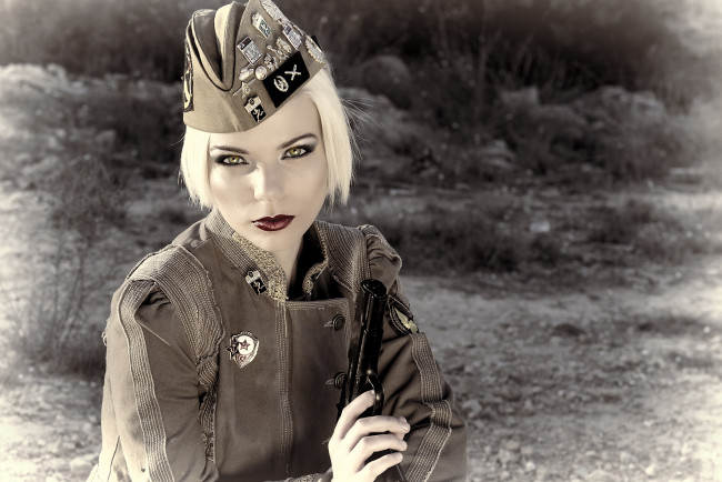 Обои картинки фото девушки, -unsort , девушки с оружием, пилотка, форма, взгляд, лицо