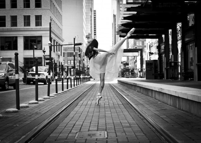 Обои картинки фото девушки, -unsort , Черно-белые обои, город, улица, здания, дома, балет, балерина, танец