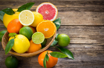 Картинка еда цитрусы lime грепфрут lemon корзина апельсин citrus лайм orange фрукты лимон доска