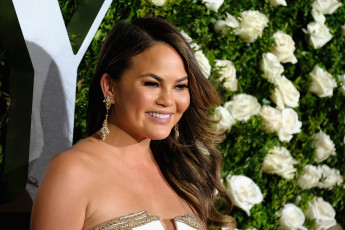 обоя chrissy teigen, девушки, улыбка, портрет, модель, девушка, teigen, chrissy