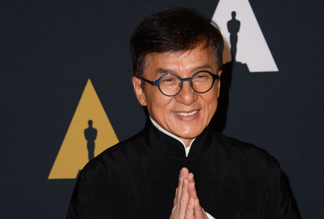 Обои картинки фото мужчины, jackie chan, джеки, чан, улыбка, очки, гонконгский, актер, каскадер, кинорежиссер, продюсер, сценарист, постановщик, трюков, и, боевых, сцен, певец, филантроп, мастер, искусств