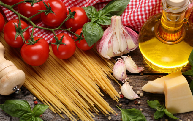 Обои картинки фото еда, макароны,  макаронные блюда, масло, помидоры, спагетти, базилик, чеснок, сыр