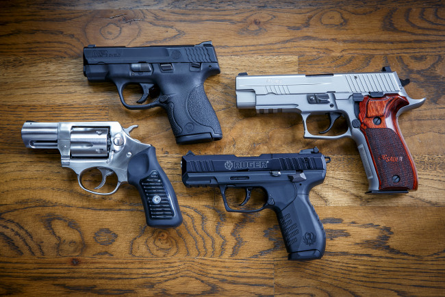 Обои картинки фото оружие, пистолеты, smith, 9mm, wesson, sig, p226, ruger, sp101, sr22