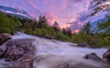 Картинка природа реки озера небо водопад горы деревья камни закат