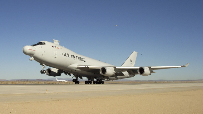 Обои картинки фото boeing yal-1, авиация, авакс,  дрло,  разведывательные самолёты, экспериментальный, боевой, самолет, бортовой, лазер, boeing, 747-400f