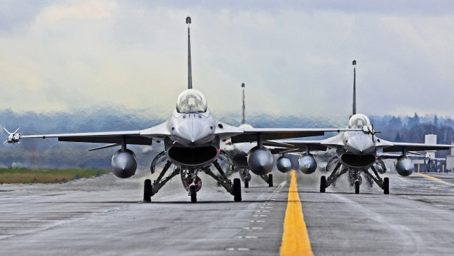 Обои картинки фото f-16 fighting falcon, авиация, боевые самолёты, истребитель, ввс, сша, взлетная, полоса, fighting, falcon, f16, general, dynamics, военная