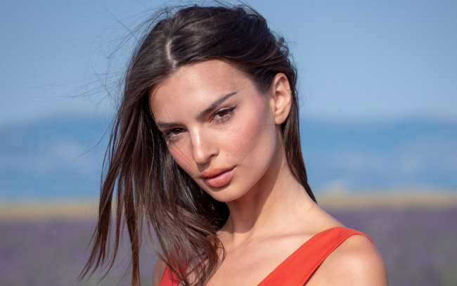 Обои картинки фото девушки, emily ratajkowski, взгляд