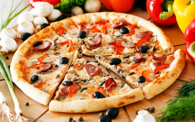 Обои картинки фото еда, пицца, перец, колбаса, маслины