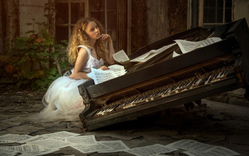 Картинка девушки -+блондинки +светловолосые локоны ноты разбитый рояль