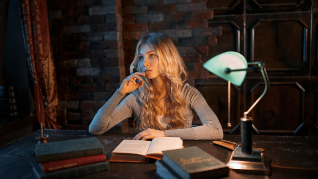 Обои картинки фото девушки, алиса тарасенко, книги, блондинка, лампа, алиса, тарасенко
