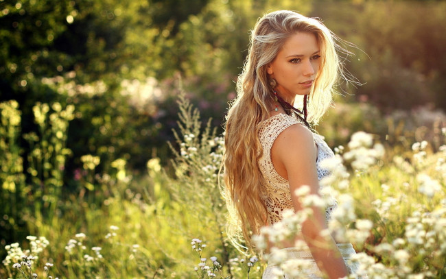 Обои картинки фото девушки, - блондинки,  светловолосые, луг, блондинка, трава