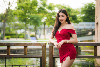 Картинка девушки -+азиатки брюнетка глубина резкости красное платье мини наклон перила деревья мост пруд кусты наручные часы серьги