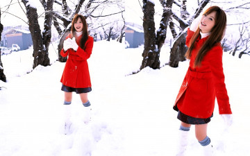 обоя nozomi sasaki, девушки, пальто, сапоги, снег, поселок, зима, деревья