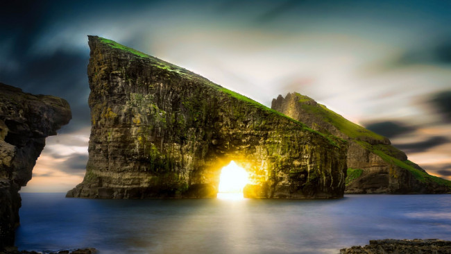 Обои картинки фото sunset at drangarnir and tindholmur, faroe islands, природа, восходы, закаты, sunset, at, drangarnir, and, tindholmur, faroe, islands