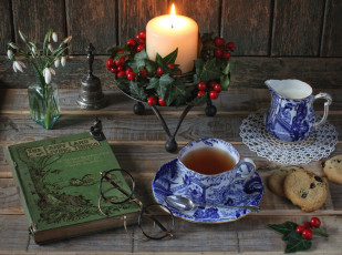 Картинка праздничные новогодние+свечи цветы подснежники очки печенье блюдце книга ягоды листья свеча чай чашка колокольчик