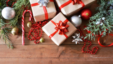 Картинка праздничные подарки+и+коробочки ветки ёлка туя коробки украшения гирлянда подарки конфеты
