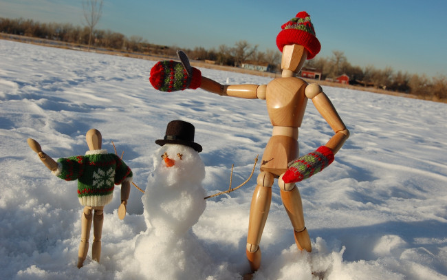 Обои картинки фото праздничные, фигурки, снеговик, зима, снег, куклы, свитер, варежки, шапка