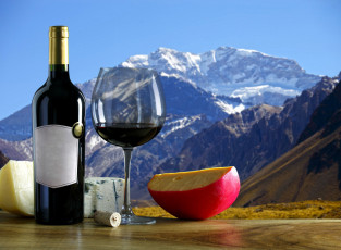 обоя еда, напитки,  вино, вино, красное, пробка, сыр, бокал, горы, бутылка