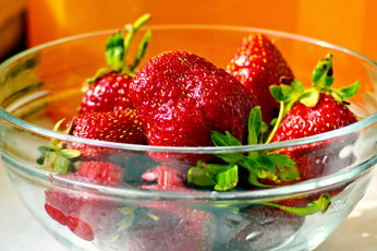 Картинка еда клубника +земляника зрелые ягоды миска