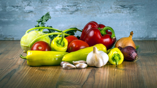 Обои картинки фото еда, овощи, помидоры, чеснок, кольраби, лук, перец