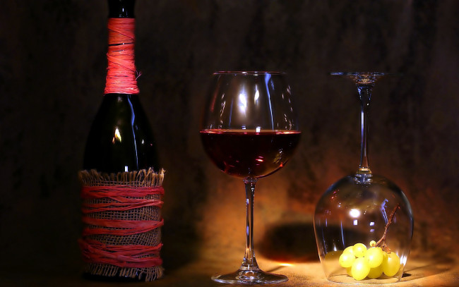 Обои картинки фото еда, напитки,  вино, вино, бокалы, виноград, бутылка