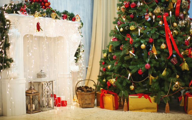 Обои картинки фото праздничные, Ёлки, корзина, подарки, ёлка, коробки, камин, шишки